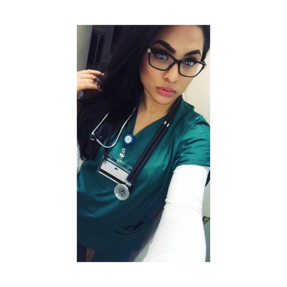 Trusted POSHMARK AMBASSADOR - Dianne, RN ✨ - Picture 4 of 11